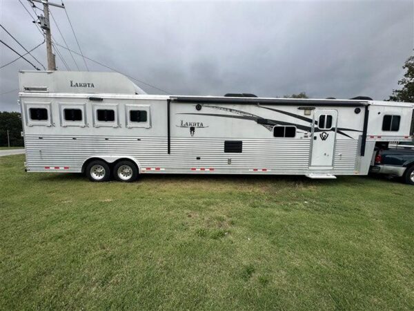 2014 Lakota Bighorn 8416, Generator, Couch, Dinette 17’ Shortwall, 4 Horse Trailer, 12′ Slide.