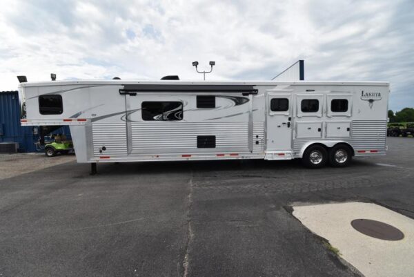 2018 Lakota Bighorn 3 Horse Living Quarters