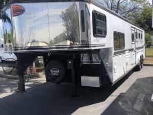 2003 Sundowner Trailers LQ 4H 8010 SIERRA Horse Trailer