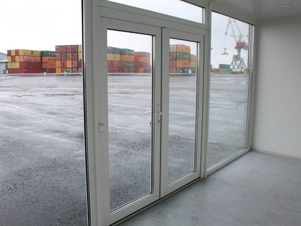 20′ Glass Container, one glass wall - Image 3
